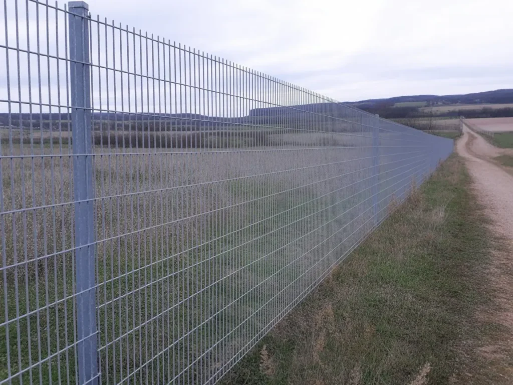 Valla metalica de malla rigida delimitando terreno rural junto a camino, cerramiento para finca en alicante