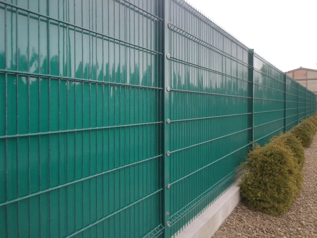 Vallado jardin en Vistahermosa Alicante con paneles metalicos verdes y setos alineados